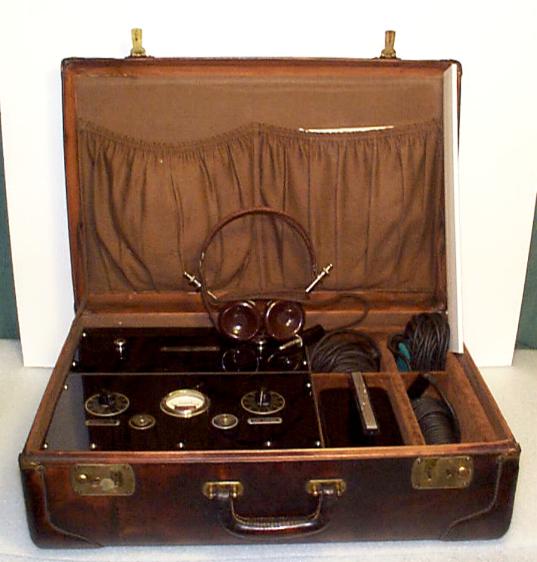 Appareil de surveillance <i>Federal Sound Detector</i> dans sa valise (1939)