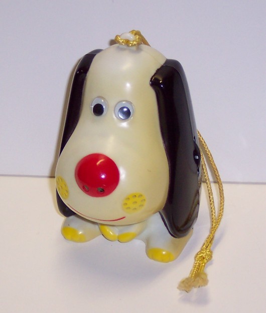 Radio en forme de chien de meute (Snoopy?)